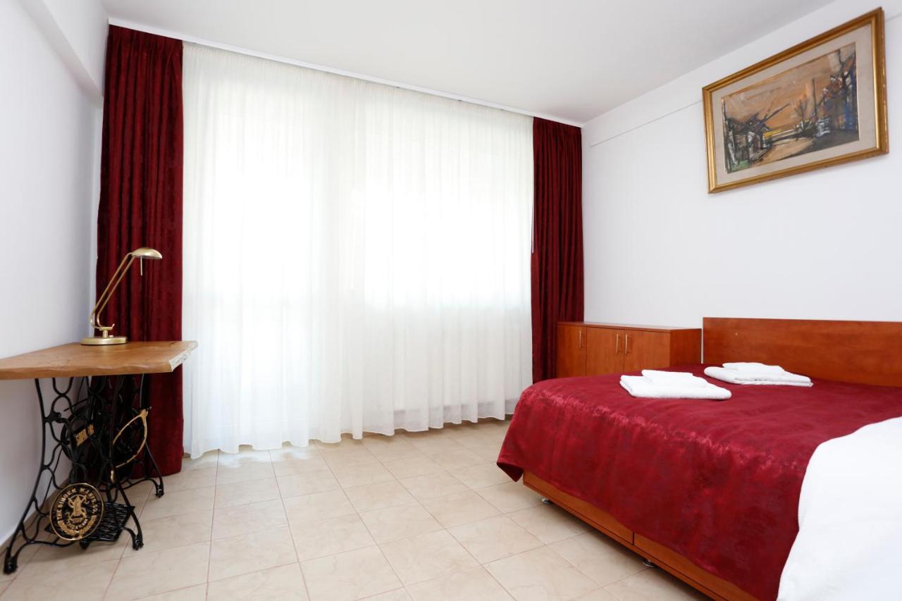 The bedroom with a double bed and burgundy bedspread